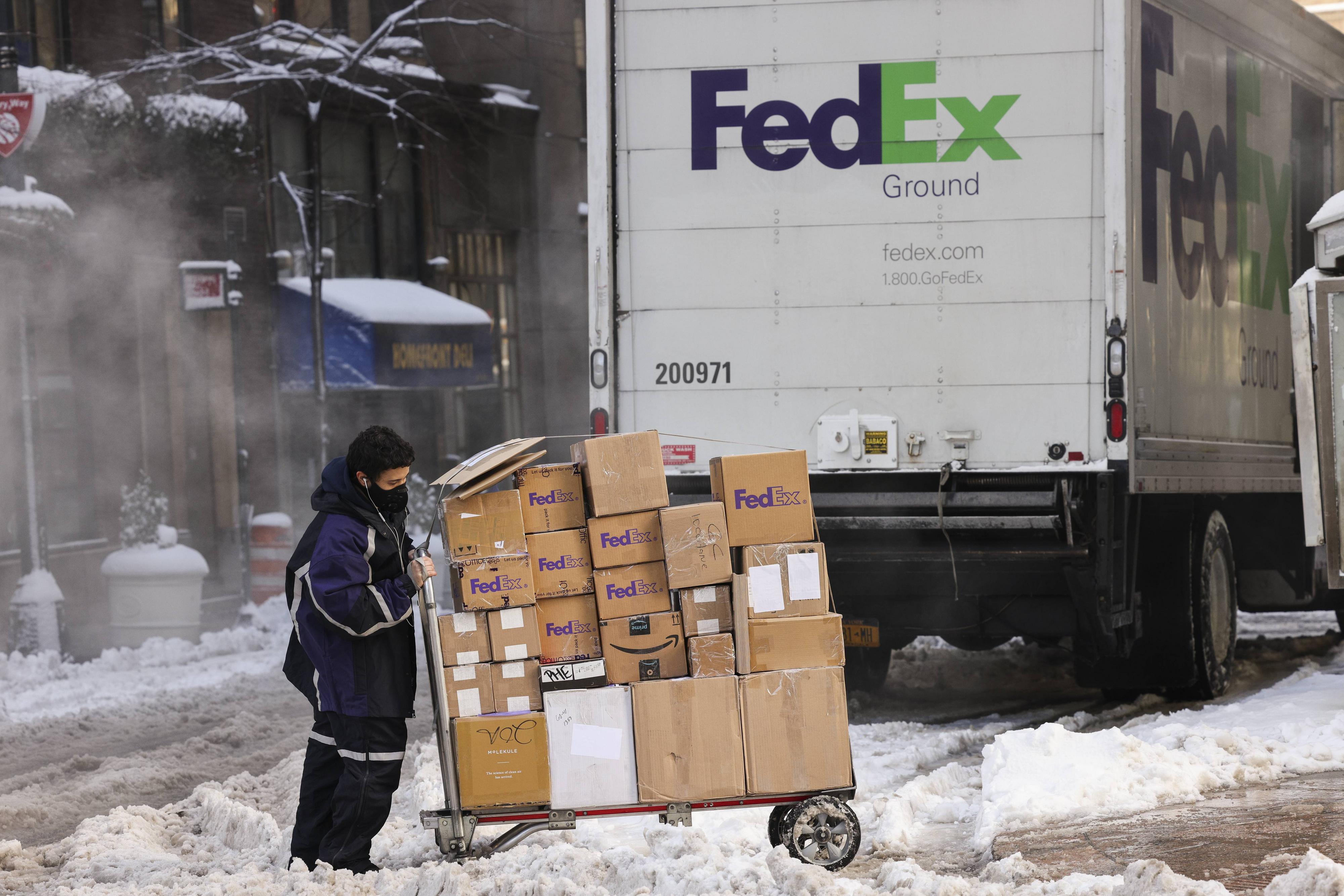 How Late Does UPS Deliver ? Express Service 1 how late does usps deliver