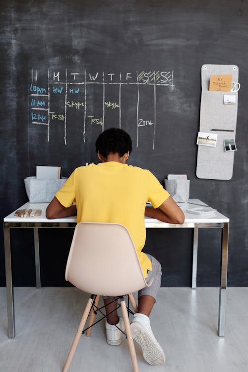 Strategy|How to apply for an American university scholarship? 1 Boy in Yellow Crew Neck T-shirt Sitting on Chair