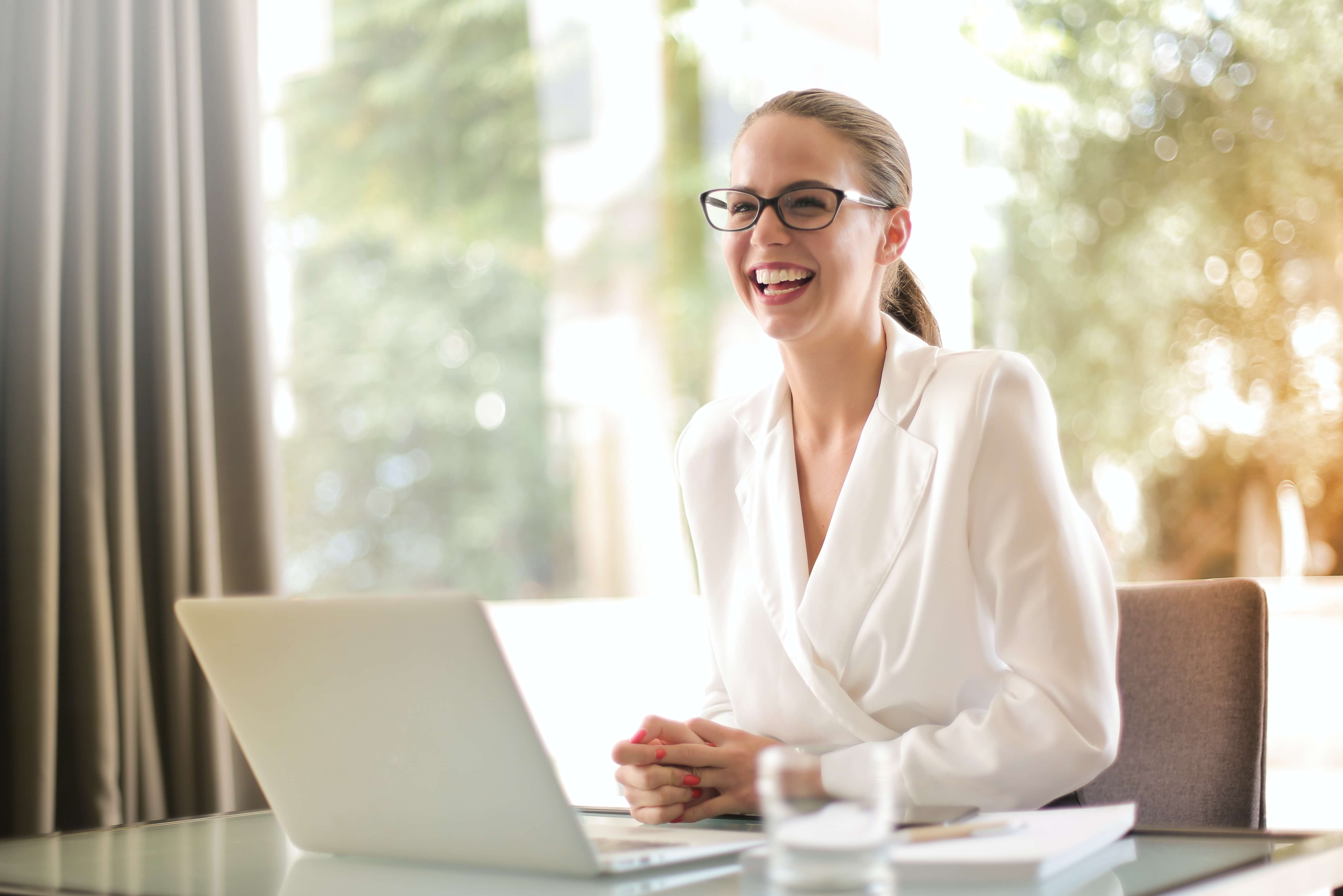 Top 7 advantages of coupons on online shopping websites 5 smiling lady