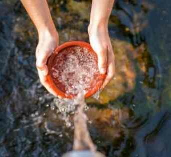 How many bottles of water is a gallon How many bottles of water is a gallon